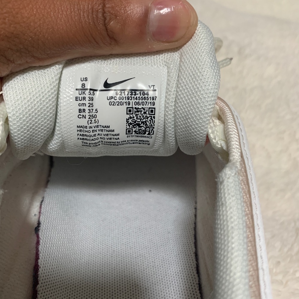 Nike - Picture 4 of 4